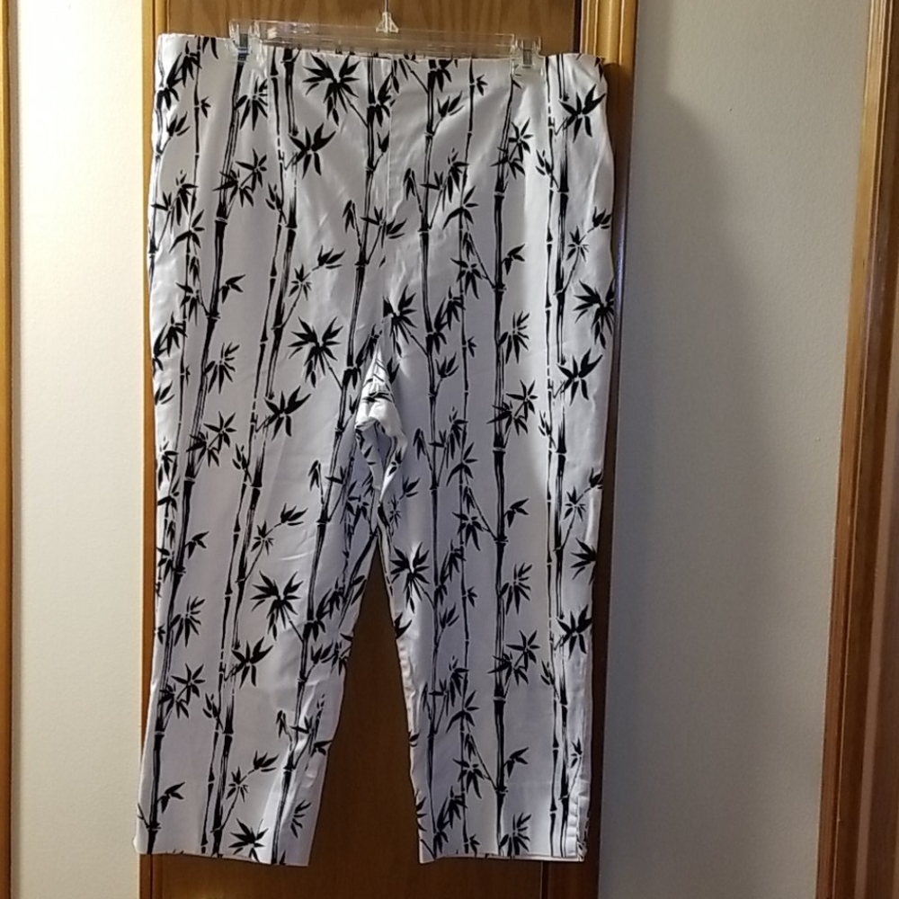 Relativity Women Stretch Bamboo Print Crop 22W